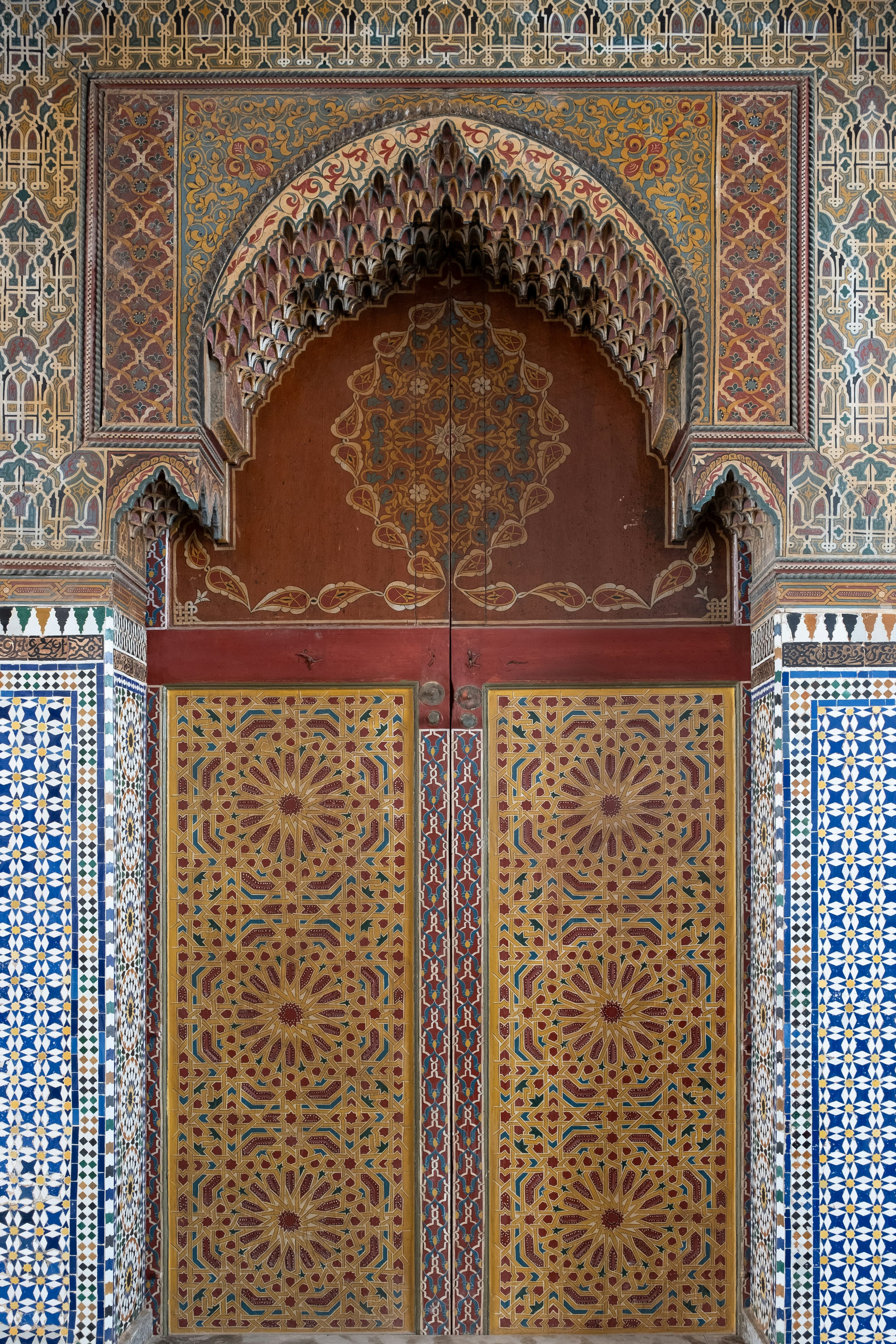 Une porte en bois sculpté dans un mur de la médina de Fès