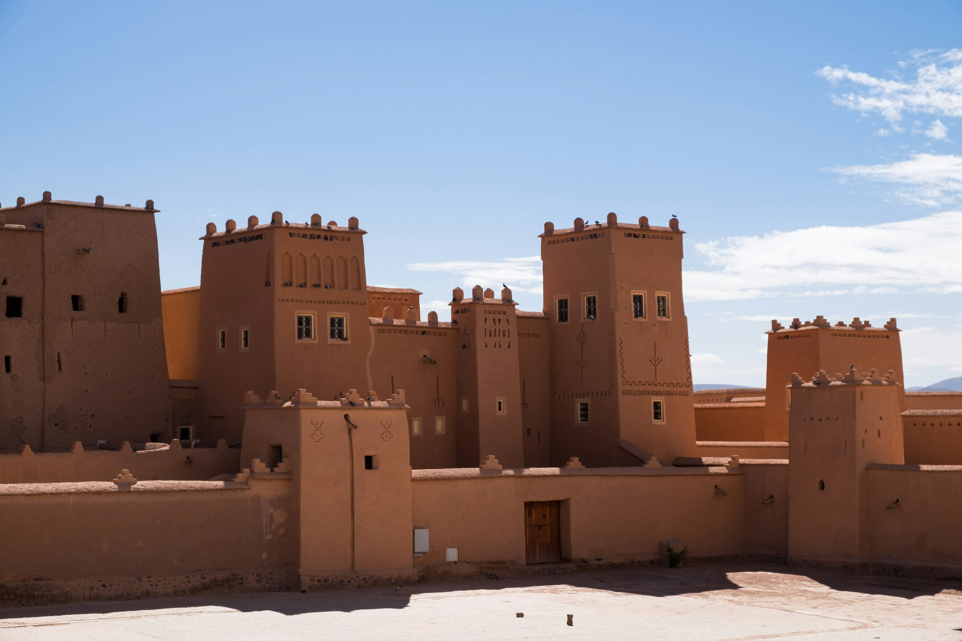 Maisons de terre ocre serrées les unes contre les autres, architecture des kasbahs du Sud marocain