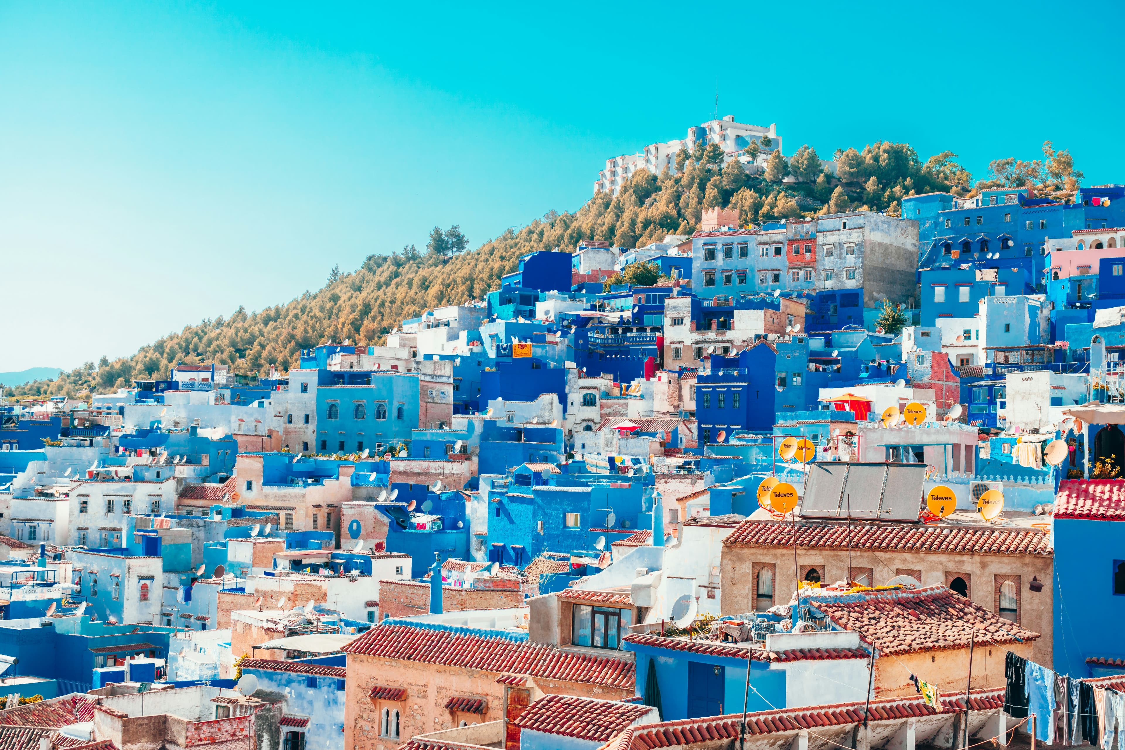 Maisons peintes en bleu et blanc accrochées au relief, à Chefchaouen