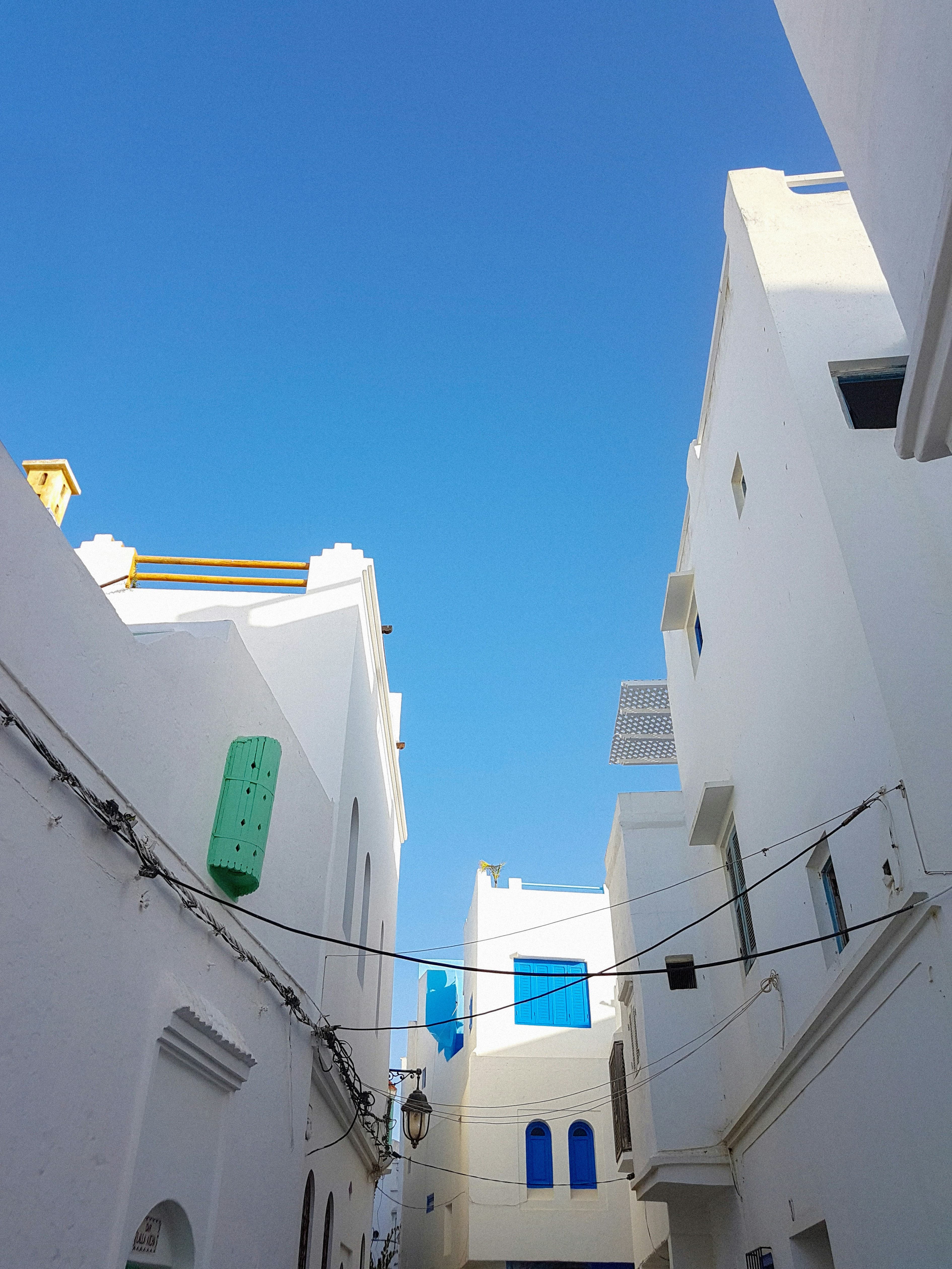 Bâtiments peints en blanc serrés le long d'une ruelle de médina
