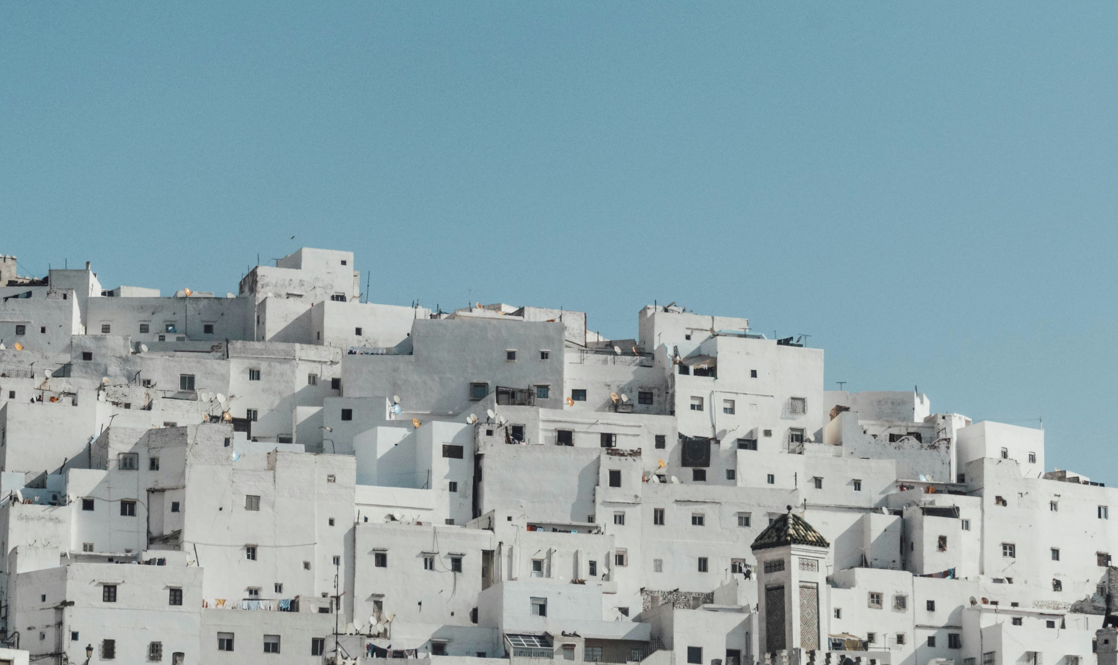 Bâtiment blanc sous un ciel bleu, architecture de l'ensanche de Tétouan