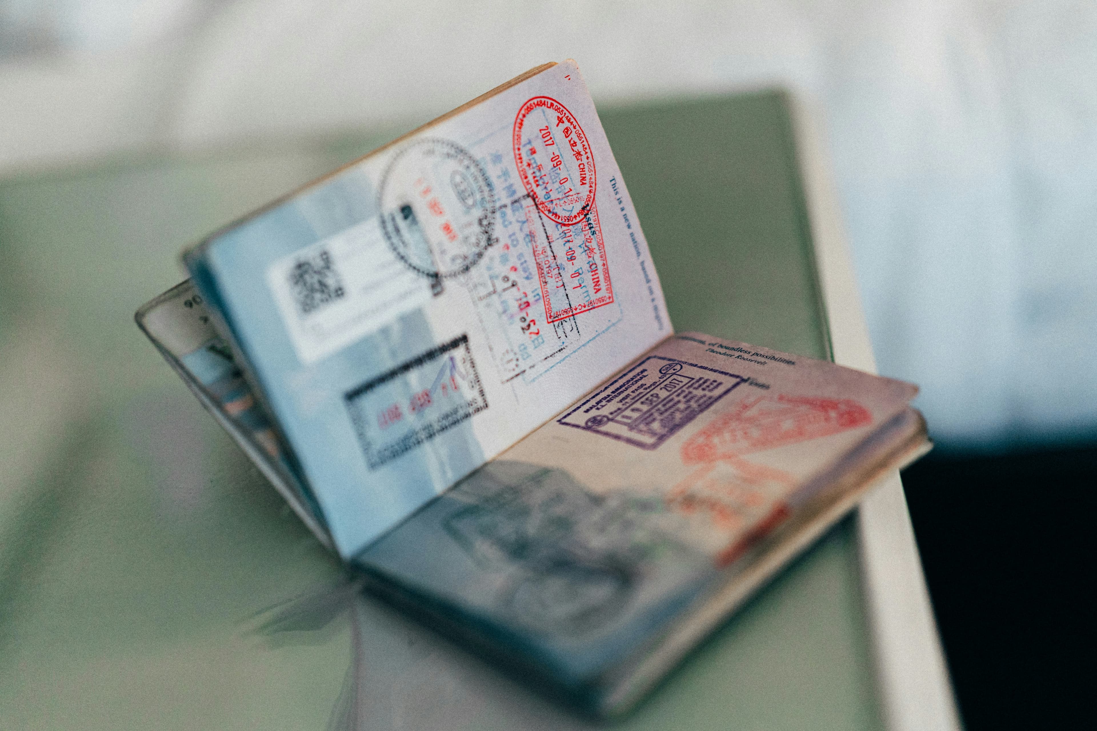 Passeport ouvert sur une table, ses pages couvertes de tampons d'entrée et de sortie