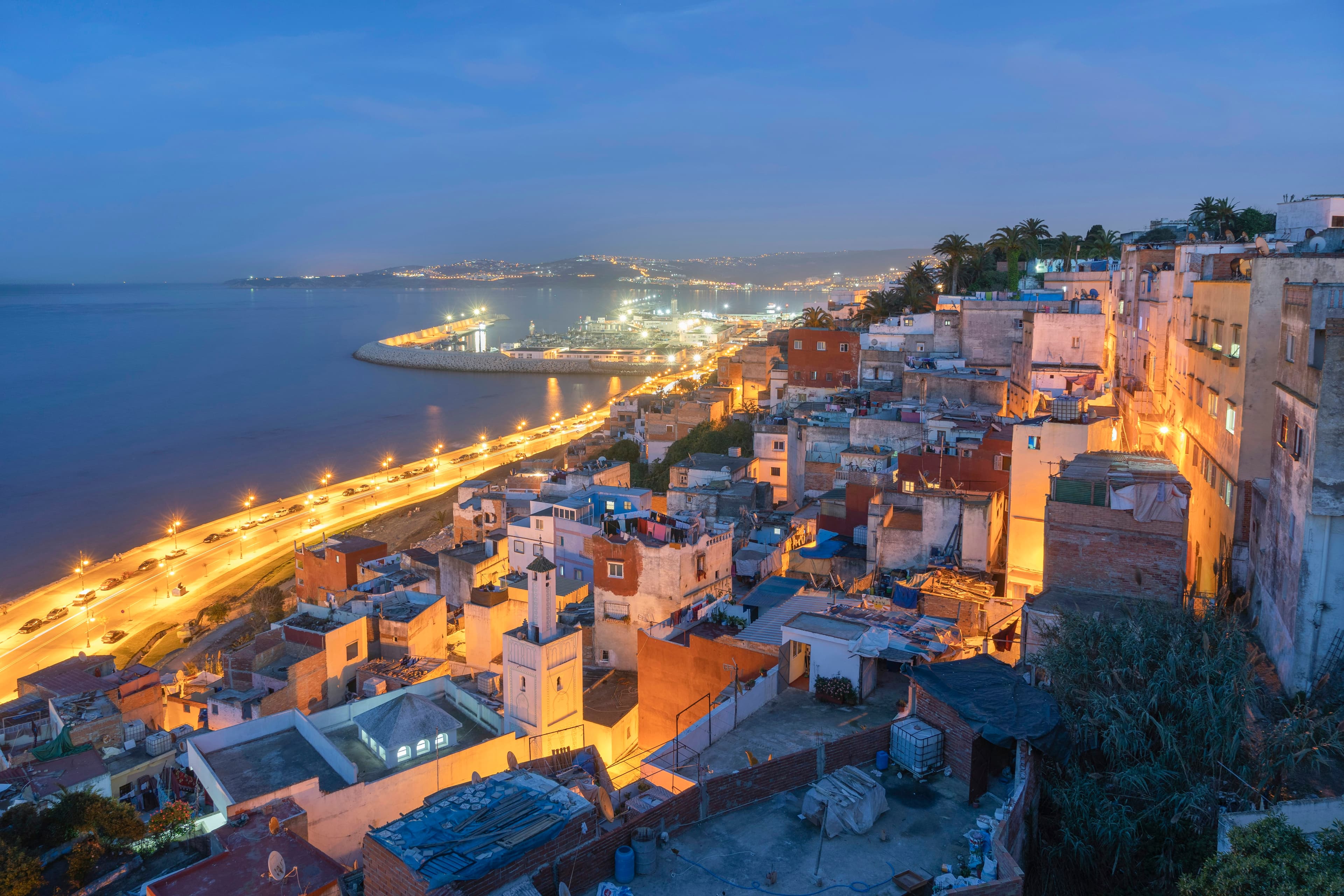 Tanger la nuit, les toits de la médina, la corniche éclairée et le port en arrière-plan