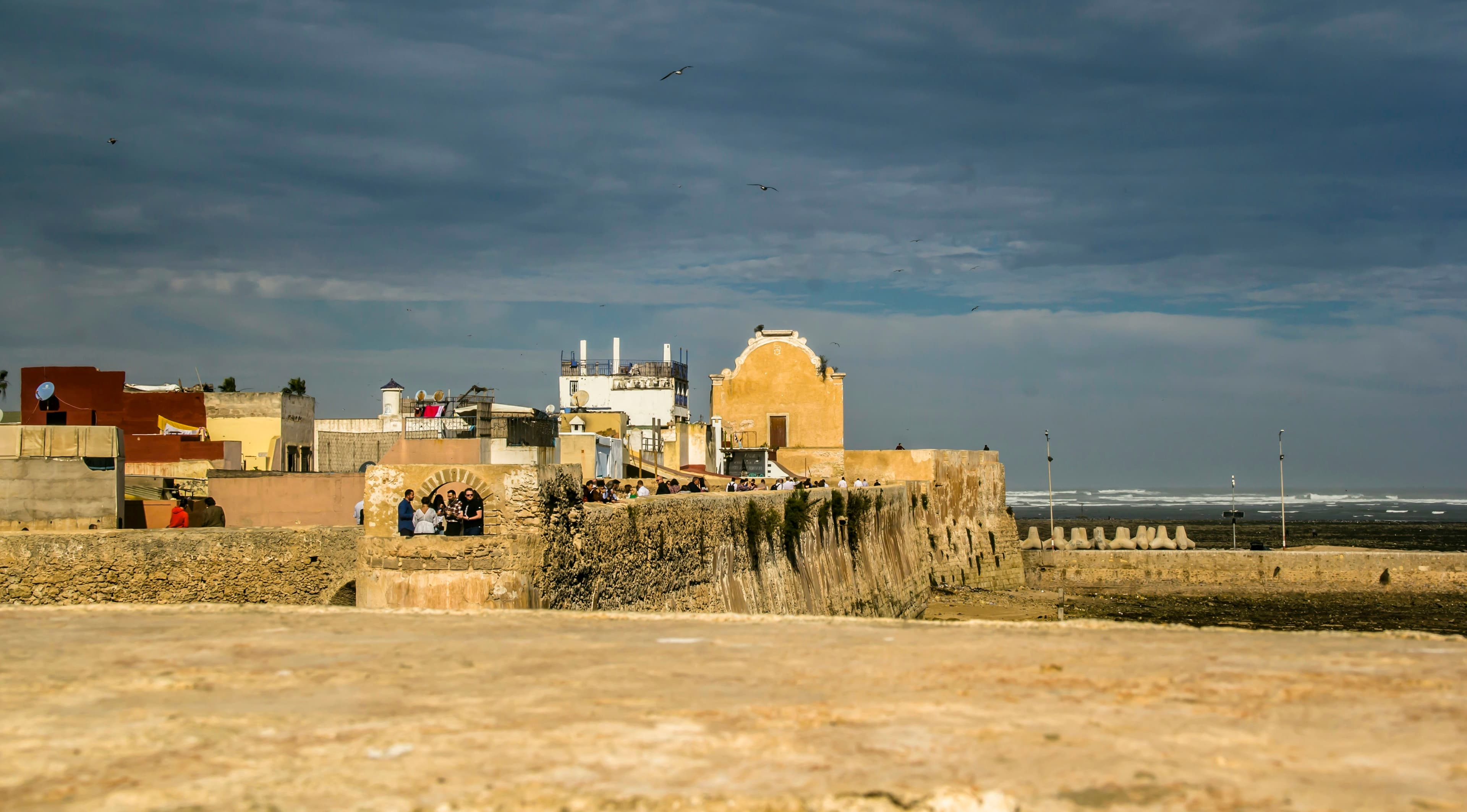 Une ville marocaine derrière un grand mur de pierre, face à l'océan