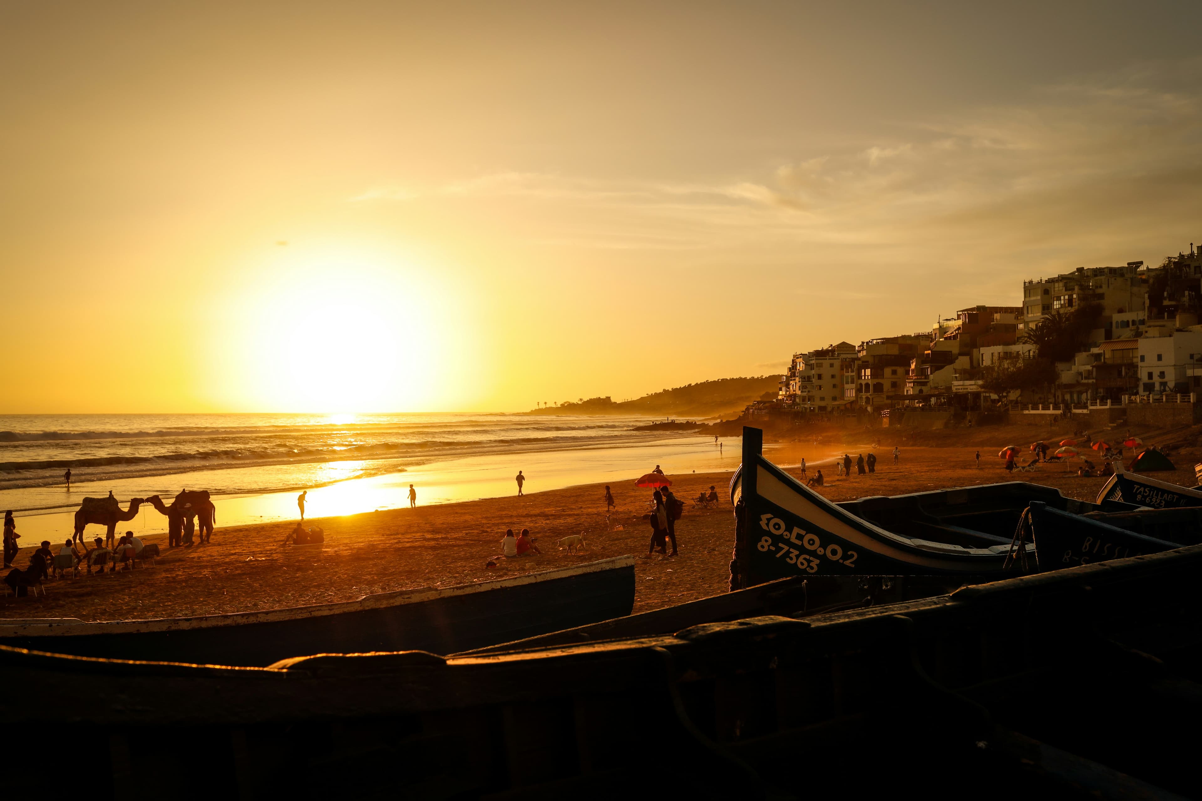 Un groupe de personnes sur une plage au coucher du soleil