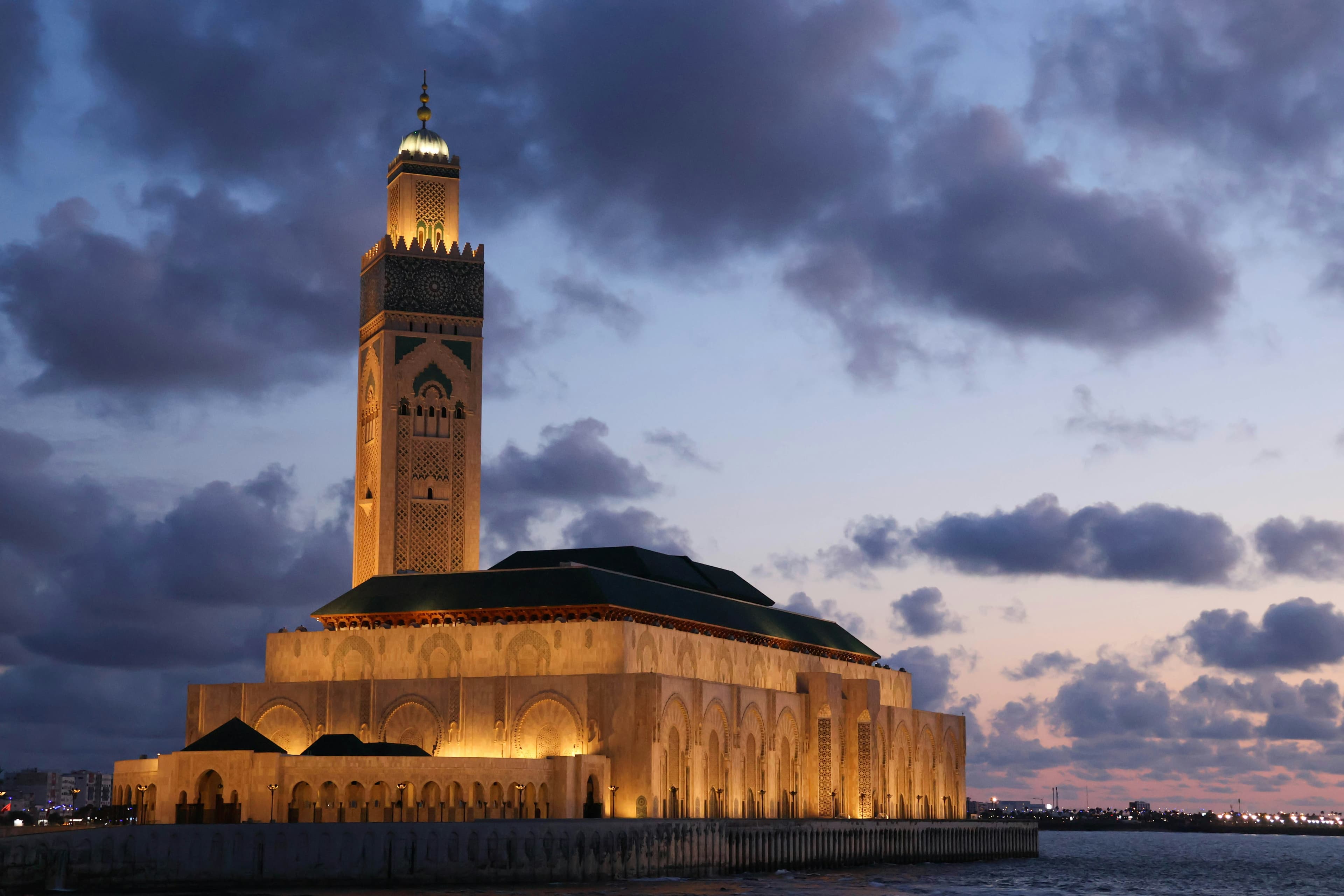 Une haute tour surmontée d'une horloge, dans le centre de Casablanca
