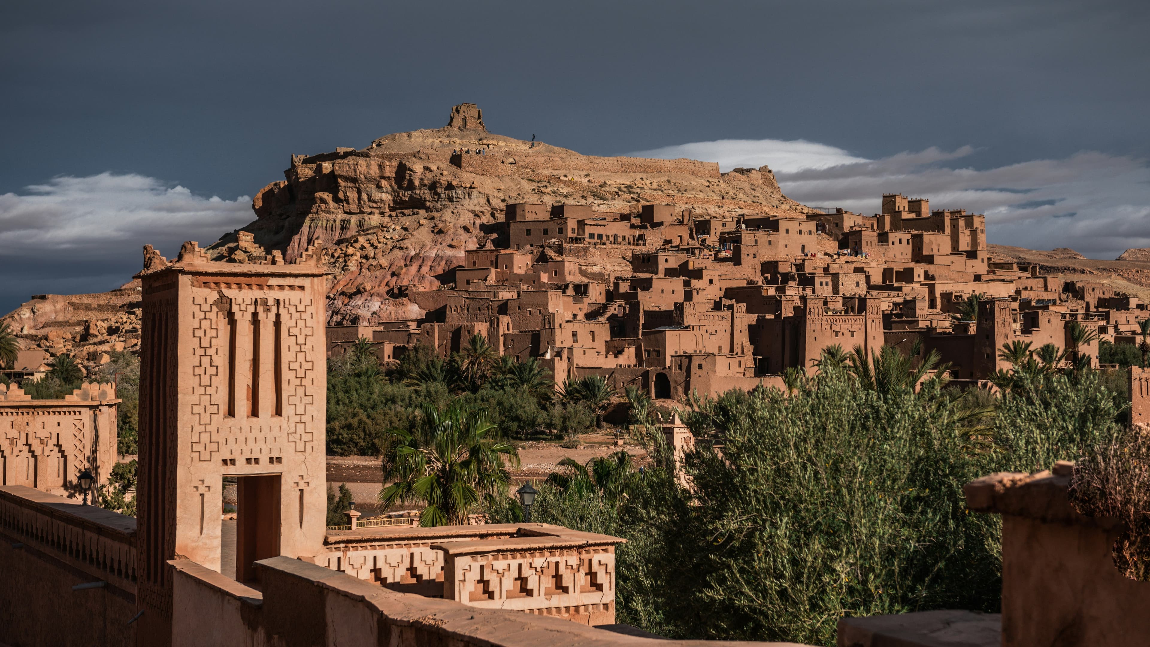 Vue d'un village de terre au bord du désert, dans le Sud marocain